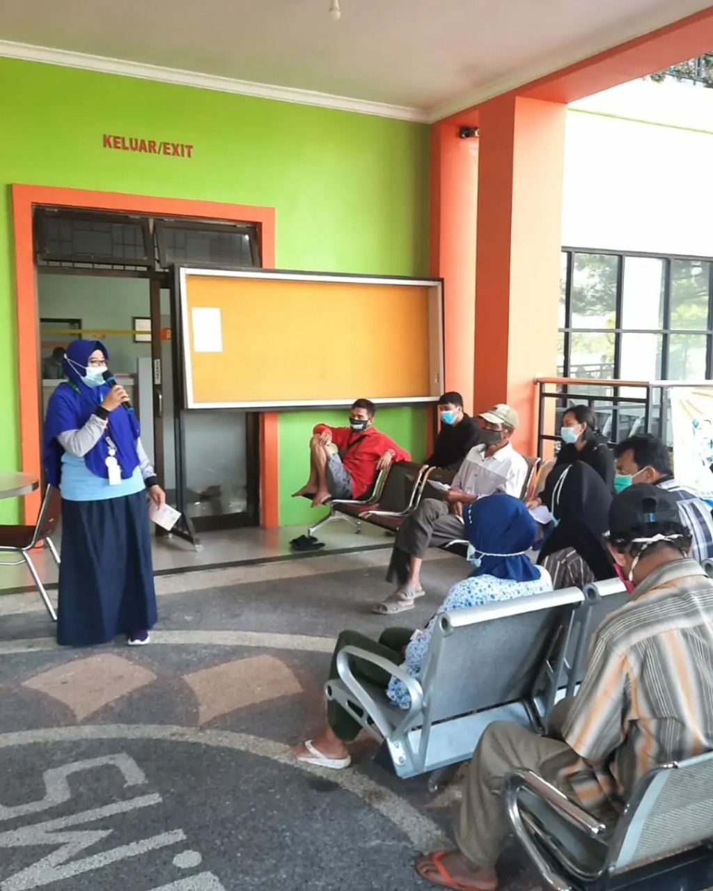 INSTALASI PKRS BERIKAN EDUKASI TENTANG TATA CARA PENGGUNAAN APLIKASI PENDAFTARAN ONLINE RSJMS